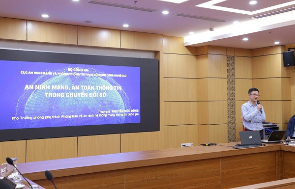 Chuyên gia công nghệ thông tin chia sẻ kiến thức, hướng dẫn tại Hội nghị. chuyen gia cntt chia sẻ kiến thức, hướng dẫn tại Hội nghị.jpg