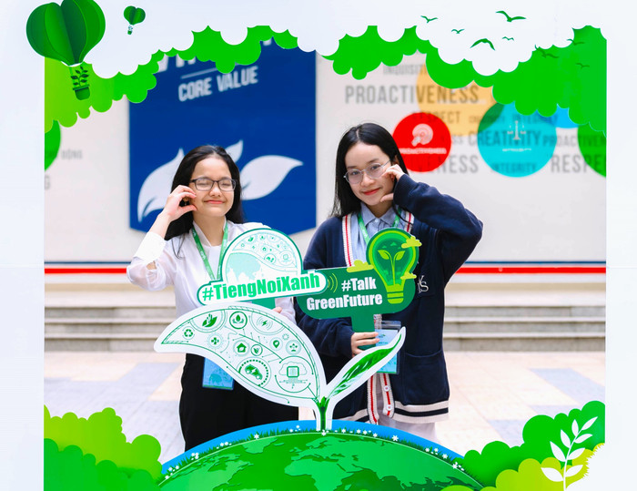 Bạn Phạm Ý Nhi và Nguyễn Thị Bảo Trâm, thành viên đội thi SHINE. SHINE.jpg