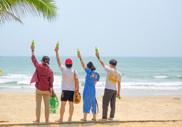 Tận hưởng “vitamin sea” và giải nhiệt cuộc sống với Trà Xanh Không Độ là hoạt động yêu thích của người trẻ trong ngày nắng nóng. Tận hưởng “vitamin sea” và giải nhiệt cuộc sống với Trà Xanh Không Độ là hoạt động yêu thích của người trẻ trong ngày nắng nóng.