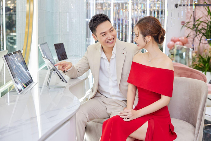 Cặp đôi cùng nhau trải nghiệm mua sắm trang sức thông minh độc đáo tại DOJI SMART. Cặp đôi cùng nhau trải nghiệm mua sắm trang sức thông minh độc đáo tại DOJI SMART.