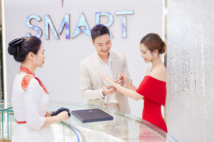 Cặp đôi đã chiêm ngưỡng và chọn mua nhiều trang sức tuyệt đẹp để “cô gái tình đầu” thêm phần tỏa sáng vào dịp 08/3. Cặp đôi đã chiêm ngưỡng và chọn mua nhiều trang sức tuyệt đẹp để “cô gái tình đầu” thêm phần tỏa sáng vào dịp 08/3.