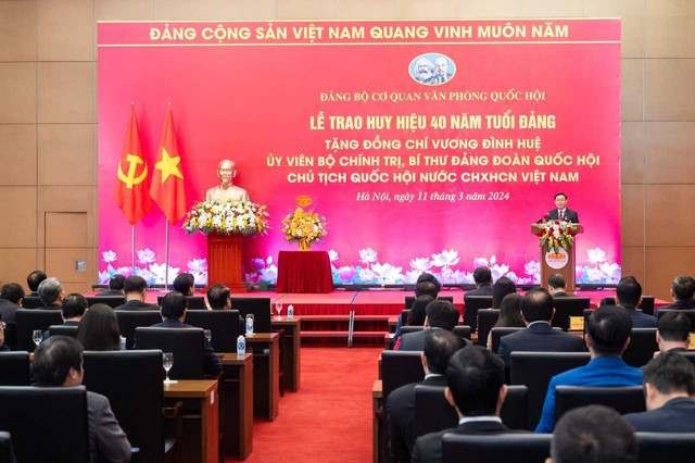 Lễ trao Huy hiệu 40 năm tuổi Đảng tặng đồng chí Vương Đình Huệ - Ủy viên Bộ Chính trị, Bí thư Đảng đoàn Quốc hội, Chủ tịch Quốc hội. Ảnh: VGP/ĐH Lễ trao Huy hiệu 40 năm tuổi Đảng tặng đồng chí Vương Đình Huệ - Ủy viên Bộ Chính trị, Bí thư Đảng đoàn Quốc hội, Chủ tịch Quốc hội. Ảnh: VGP/ĐH