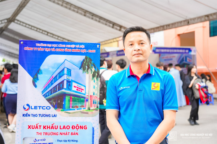 Tại ngày hội việc làm, Ông Nguyễn Quang Trung - Giám đốc Công ty TNHH một thành viên Đào tạo và Cung ứng nhân lực - HaUI thuộc Trường Đại học Công nghiệp Hà Nội (Công ty LETCO) cho biết: Công ty LETCO mang đến hơn 200 chỉ tiêu du học, xuất khẩu lao động tại các nước Nhật, Hàn, Úc, Đức... với đa dạng lĩnh vực ngành nghề sẽ mang lại thêm những lựa chọn công việc cho người sinh viên Nhà trường. Tại ngày hội việc làm, Ông Nguyễn Quang Trung - Giám đốc Công ty TNHH một thành viên Đào tạo và Cung ứng nhân lực - HaUI thuộc Trường Đại học Công nghiệp Hà Nội (Công ty LETCO) cho biết: Công ty LETCO mang đến hơn 200 chỉ tiêu du học, xuất khẩu lao động tại các nước Nhật, Hàn, Úc, Đức... với đa dạng lĩnh vực ngành nghề sẽ mang lại thêm những lựa chọn công việc cho người sinh viên Nhà trường.