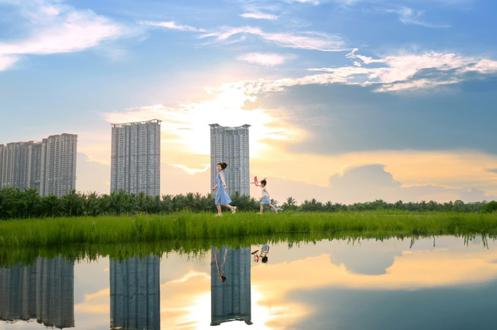 Về miền hạnh phúc để nắm tay nhau đi qua năm tháng. Về miền hạnh phúc để nắm tay nhau đi qua năm tháng.