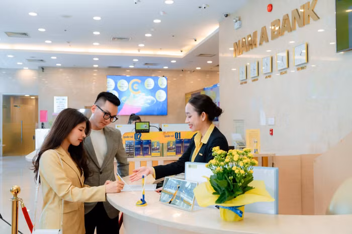 Khách hàng giao dịch tại Nam A Bank.
