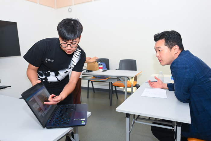 Thạc sĩ Daniel Yoon thảo luận cùng đội thi TruongBaoNgocTangVanHy về nội dung ý tưởng. 3.JPG