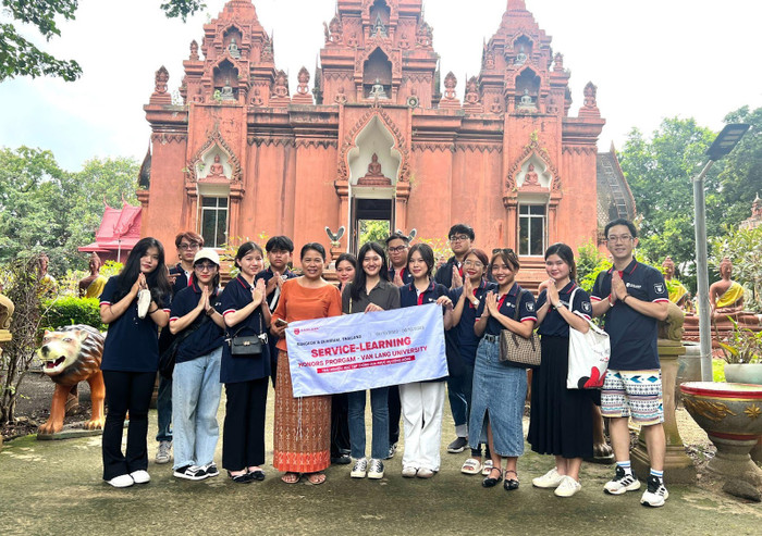 Sinh viên Trường Đại học Văn Lang trong hành trình 5 ngày từ Buriram đến Bangkok. Sinh viên Trường Đại học Văn Lang trong hành trình 5 ngày từ Buriram đến Bangkok.
