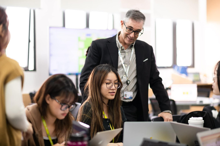 Thầy Marc Kramer với các sinh viên VinUni tại cuộc thi Hackathon 2023 vừa qua. Anh 3 (11).jpg
