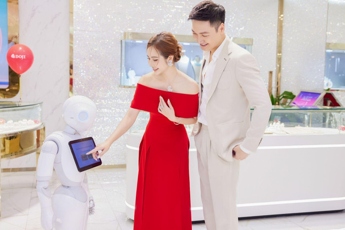 Nữ chính vô cùng thích thú khi được trò chuyện với Robot Pepper thông minh. Nữ chính vô cùng thích thú khi được trò chuyện với Robot Pepper thông minh.