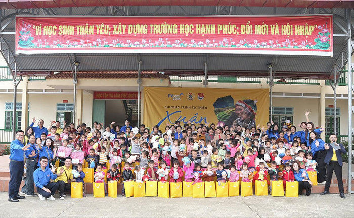 Đoàn Thanh niên PVcomBank trao quà tặng đến các em học sinh nghèo, các hộ gia đình có hoàn cảnh khó khăn tại tỉnh Lào Cai. Đoàn Thanh niên PVcomBank trao quà tặng đến các em học sinh nghèo, các hộ gia đình có hoàn cảnh khó khăn tại tỉnh Lào Cai.