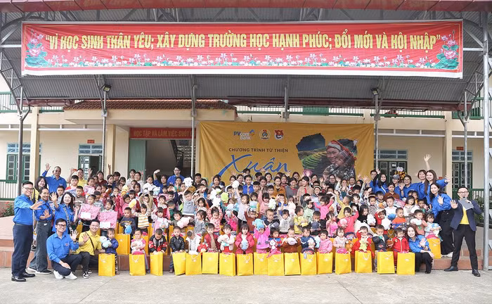 Đoàn Thanh niên PVcomBank trao quà tặng đến các em học sinh nghèo, các hộ gia đình có hoàn cảnh khó khăn tại tỉnh Lào Cai.