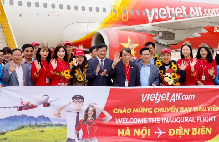 Đường bay mới kết nối Hà Nội và Điện Biên khai trương hôm nay được lãnh đạo tỉnh, người dân vui mừng chào đón. A11.jpg