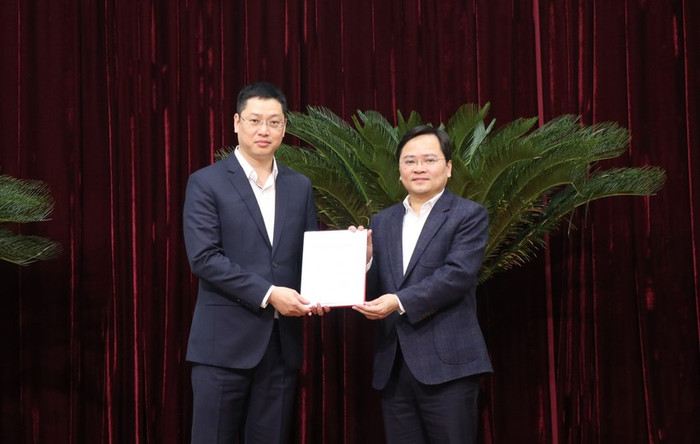 Bí thư Tỉnh ủy Bắc Ninh Nguyễn Anh Tuấn (phải) trao Quyết định của Ban Chấp hành Trung ương Đảng, Ban Bí thư cho ông Trần Huy Phương. (Ảnh: Thái Hùng/TTXVN) Bí thư Tỉnh ủy Bắc Ninh Nguyễn Anh Tuấn (phải) trao Quyết định của Ban Chấp hành Trung ương Đảng, Ban Bí thư cho ông Trần Huy Phương. (Ảnh: Thái Hùng/TTXVN)