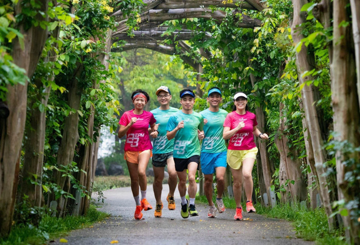 Người lớn tham gia câu lạc bộ chạy ở Ecopark. Người lớn tham gia câu lạc bộ chạy ở Ecopark.