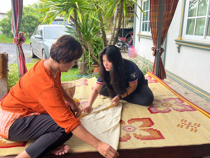 Nghệ nhân hướng dẫn sinh viên thực hành nhuộm vải từ đất đá núi lửa tại làng Charoensuk. Nghệ nhân hướng dẫn sinh viên thực hành nhuộm vải từ đất đá núi lửa tại làng Charoensuk.