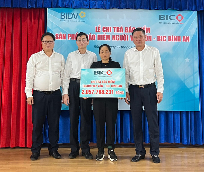 BIC trao tiền bảo hiểm cho đại diện gia đình khách hàng. BIC trao tien bao hiem cho dai dien gia dinh khach hang F.jpg