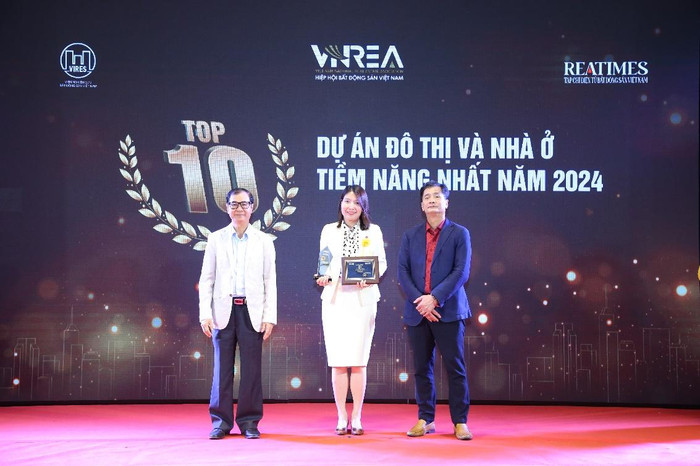 Đại diện chủ đầu tư nhận giải thưởng “Top 10 Dự án đô thị và nhà ở tiềm năng nhất năm 2024” cho tổ hợp căn hộ Le Grand Jardin. Đại diện chủ đầu tư nhận giải thưởng “Top 10 Dự án đô thị và nhà ở tiềm năng nhất năm 2024” cho tổ hợp căn hộ Le Grand Jardin.