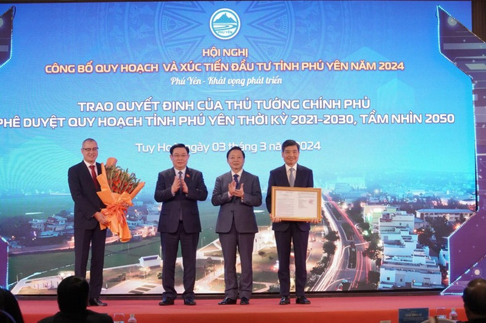 Chủ tịch Quốc Hội Vương Đình Huệ, Phó Thủ tướng Trần Hồng Hà tặng hoa, trao quyết định công bố quy hoạch cho tỉnh Phú Yên. Chủ tịch Quốc Hội Vương Đình Huệ, Phó Thủ tướng Trần Hồng Hà tặng hoa, trao quyết định công bố quy hoạch cho tỉnh Phú Yên.