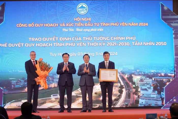Chủ tịch Quốc Hội Vương Đình Huệ, Phó Thủ tướng Trần Hồng Hà tặng hoa, trao quyết định công bố quy hoạch cho tỉnh Phú Yên.