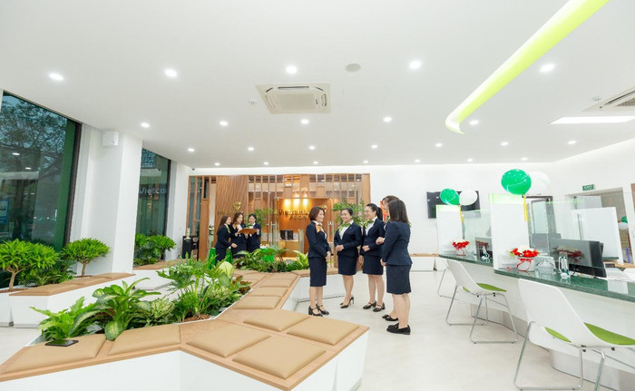 Trụ sở các chi nhánh mới của Vietcombank có thiết kế hiện đại, nhiều không gian xanh, mang đến nhiều trải nghiệm cho khách hàng. Trụ sở các chi nhánh mới của Vietcombank có thiết kế hiện đại, nhiều không gian xanh, mang đến nhiều trải nghiệm cho khách hàng.