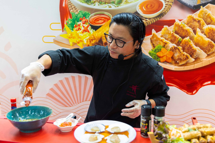 Tương ớt Sriracha được siêu đầu bếp Luke Nguyễn sử dụng để gia tăng hương vị cho nhiều món ăn tại Foodex Nhật Bản 2024. Tương ớt Sriracha được siêu đầu bếp Luke Nguyễn sử dụng để gia tăng hương vị cho nhiều món ăn tại Foodex Nhật Bản 2024.
