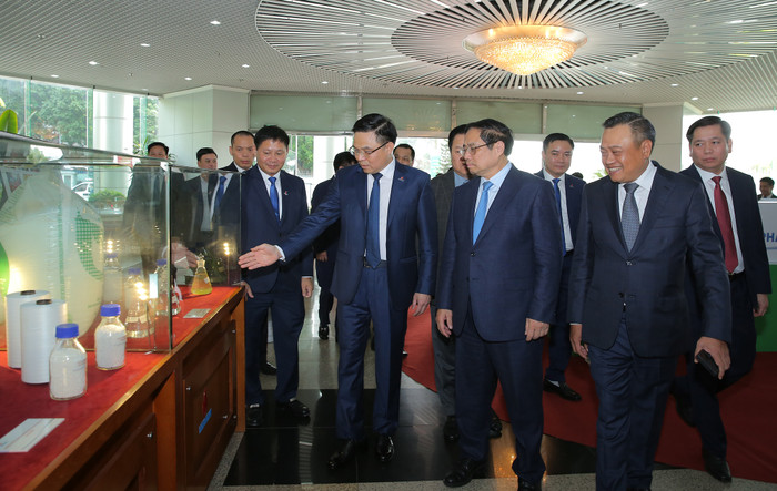 Chủ tịch Hội đồng thành viên Tập đoàn Lê Mạnh Hùng giới thiệu với Thủ tướng Chính phủ về các sản phẩm là động lực tăng trưởng mới. Anh 3 (7).JPG