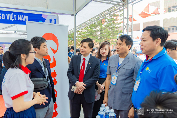 Phó Giáo sư, Tiến sĩ Lê Hồng Quân – Bí thư Đảng ủy, Chủ tịch Hội đồng Trường và Phó Giáo sư, Tiến sĩ Phạm Văn Đông – Phó Hiệu trưởng Trường Đại học Công nghiệp Hà Nội tham quan các gian hàng. Phó Giáo sư, Tiến sĩ Lê Hồng Quân – Bí thư Đảng ủy, Chủ tịch Hội đồng Trường và Phó Giáo sư, Tiến sĩ Phạm Văn Đông – Phó Hiệu trưởng Trường Đại học Công nghiệp Hà Nội tham quan các gian hàng.