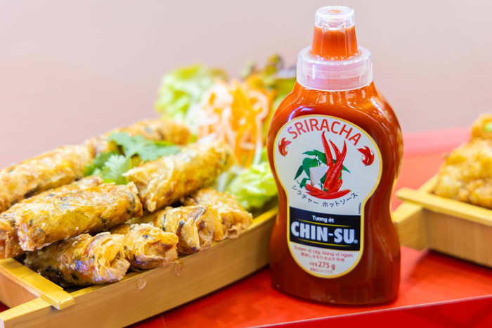 Với vị cay độc đáo, tương ớt Sriracha thực sự tỏa sáng tại Foodex Japan 2024 bên cạnh phở bò, chả giò và nhiều đặc sản Việt Nam. Với vị cay độc đáo, tương ớt Sriracha thực sự tỏa sáng tại Foodex Japan 2024 bên cạnh phở bò, chả giò và nhiều đặc sản Việt Nam.