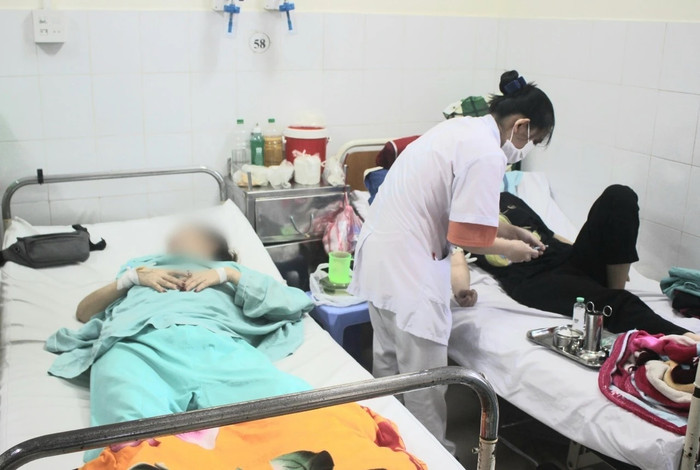 Các ca ngộ độc sau ăn cơm gà của quán Trâm Anh đang điều trị tại Bệnh viện Đa khoa tỉnh Khánh Hòa. Ảnh: Suckhoedoisong.vn) ngodocthucpham.jpg