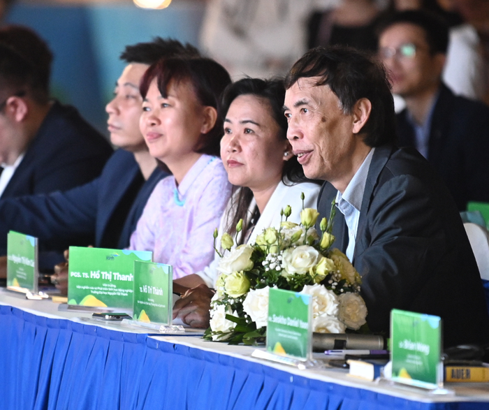Phó Giáo sư, Tiến sĩ Hồ Thị Thanh Vân, Viện Trưởng Viện nghiên cứu và phát triển sinh học nông nghiệp tiên tiến - Trường Đại học Nguyễn Tất Thành (thứ hai từ phải sang). 5.png