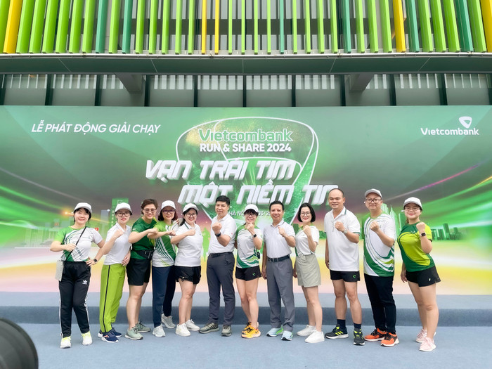 Đại diện Ban lãnh đạo Vietcombank cùng các đại biểu và vận động viên chụp hình tại lễ phát động, thể hiện tinh thần quyết tâm chinh phục các cự ly của giải chạy “Vietcombank Run & Share: Vạn trái tim - Một niềm tin”. 20240330_VCB_Run&Share (5).jpg