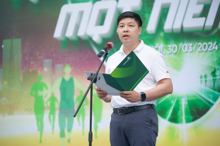 Ông Hồng Quang - Ủy viên Ban Chấp hành Tổng Liên đoàn Lao động Việt Nam, Thành viên Hội đồng Quản trị, Chủ tịch Công đoàn Vietcombank phát biểu khai mạc Giải chạy. 20240330_VCB_Run&Share (1).jpg