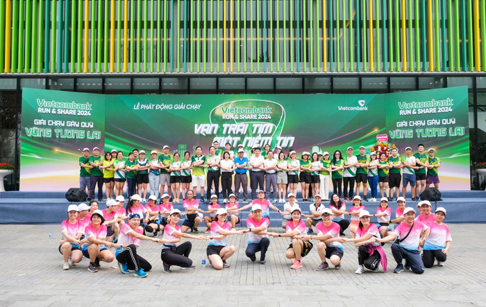 Đại diện Ban lãnh đạo Vietcombank cùng các đại biểu và vận động viên chụp hình lưu niệm, thể hiện tinh thần kết nối của giải chạy “Vietcombank Run & Share: Vạn trái tim - Một niềm tin”. 20240330_VCB_Run&Share (3).jpg