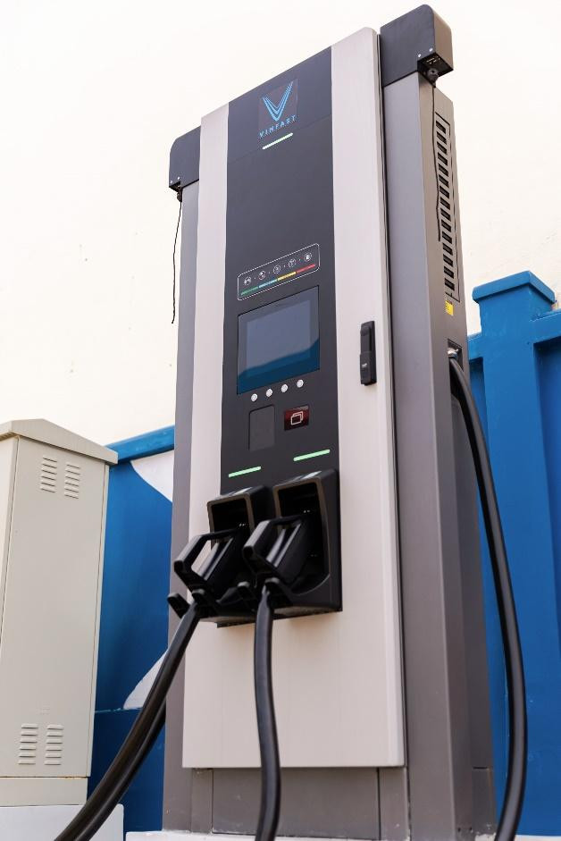 Thiết kế của trụ sạc siêu nhanh 360 kW mỏng, gọn và hiện đại hơn. Thiết kế của trụ sạc siêu nhanh 360 kW mỏng, gọn và hiện đại hơn.