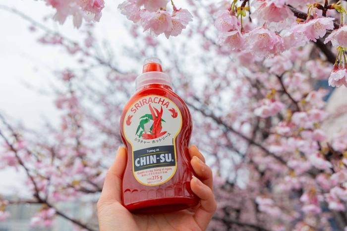 Tương ớt Chin-su Sriracha mang vị cay đầy kích thích, khiến các tín đồ mê cay thích thú. Tương ớt Chin-su Sriracha mang vị cay đầy kích thích, khiến các tín đồ mê cay thích thú.