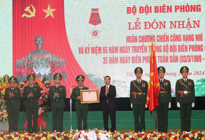 Chủ tịch nước Võ Văn Thưởng trao Huân chương Chiến công hạng Nhì tặng Bộ đội Biên phòng. Chủ tịch nước Võ Văn Thưởng trao Huân chương Chiến công hạng Nhì tặng Bộ đội Biên phòng.
