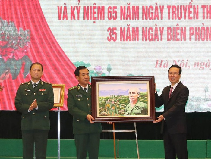 Chủ tịch nước Võ Văn Thưởng trao bức chân dung Chủ tịch Hồ Chí Minh tặng Bộ đội Biên phòng. Chủ tịch nước Võ Văn Thưởng trao bức chân dung Chủ tịch Hồ Chí Minh tặng Bộ đội Biên phòng.