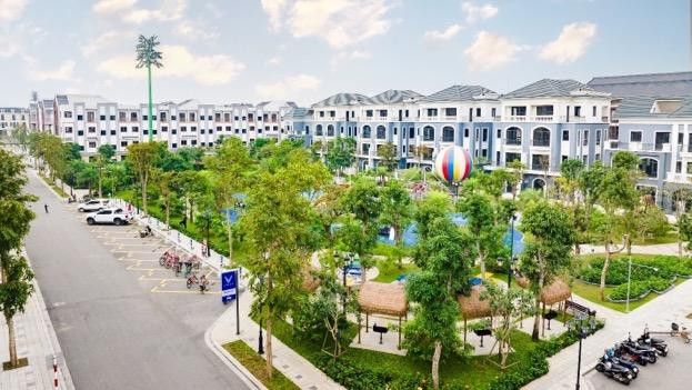 Hệ thống công viên xanh kết hợp với các tiện ích đa dạng đáp ứng được mọi yếu tố cần thiết cho cuộc sống của cư dân. Hệ thống công viên xanh kết hợp với các tiện ích đa dạng đáp ứng được mọi yếu tố cần thiết cho cuộc sống của cư dân.