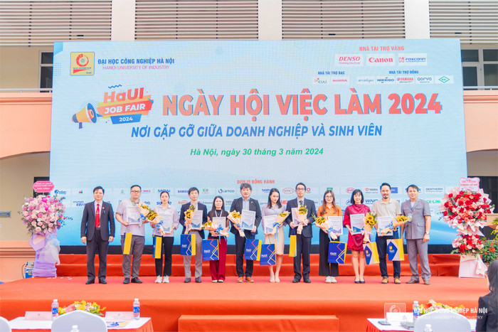 Phó Giáo sư, Tiến sĩ Lê Hồng Quân – Bí thư Đảng ủy, Chủ tịch Hội đồng Trường và Phó Giáo sư, Tiến sĩ Phạm Văn Đông – Phó Hiệu trưởng Trường Đại học Công nghiệp Hà Nội trao chứng nhận cho đại diện các nhà tài trợ. Phó Giáo sư, Tiến sĩ Lê Hồng Quân – Bí thư Đảng ủy, Chủ tịch Hội đồng Trường và Phó Giáo sư, Tiến sĩ Phạm Văn Đông – Phó Hiệu trưởng Trường Đại học Công nghiệp Hà Nội trao chứng nhận cho đại diện các nhà tài trợ.