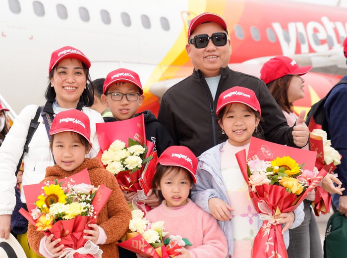 Hành khách vui mừng, háo hức trải nghiệm hành trình bay giữa Hà Nội và Điện Biên của Vietjet. A6 (1).jpg