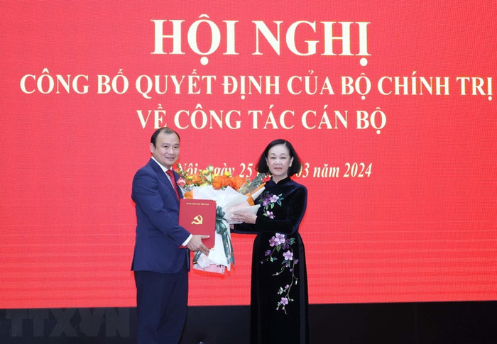 Đồng chí Trương Thị Mai, Ủy viên Bộ Chính trị, Thường trực Ban Bí thư, Trưởng Ban Tổ chức Trung ương trao Quyết định của Bộ Chính trị cho đồng chí Lê Hải Bình. (Ảnh: Phương Hoa/TTXVN) Đồng chí Trương Thị Mai, Ủy viên Bộ Chính trị, Thường trực Ban Bí thư, Trưởng Ban Tổ chức Trung ương trao Quyết định của Bộ Chính trị cho đồng chí Lê Hải Bình. (Ảnh: Phương Hoa/TTXVN)