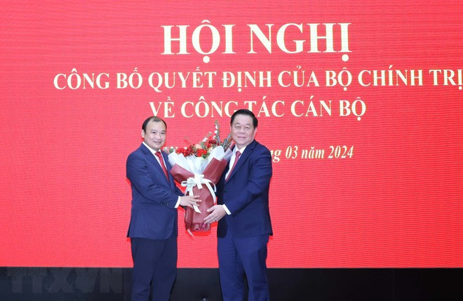 Ông Nguyễn Trọng Nghĩa, Bí thư Trung ương Đảng, Trưởng Ban Tuyên giáo Trung ương chúc mừng ông Lê Hải Bình. (Ảnh: Phương Hoa/TTXVN) Ông Nguyễn Trọng Nghĩa, Bí thư Trung ương Đảng, Trưởng Ban Tuyên giáo Trung ương chúc mừng ông Lê Hải Bình. (Ảnh: Phương Hoa/TTXVN)