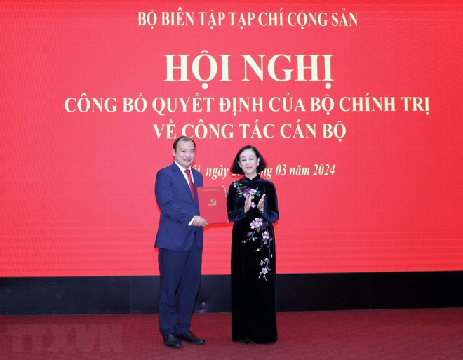 Bà Trương Thị Mai, Ủy viên Bộ Chính trị, Thường trực Ban Bí thư, Trưởng Ban Tổ chức Trung ương trao Quyết định của Bộ chính trị cho ông Lê Hải Bình. (Ảnh: Phương Hoa/TTXVN) Bà Trương Thị Mai, Ủy viên Bộ Chính trị, Thường trực Ban Bí thư, Trưởng Ban Tổ chức Trung ương trao Quyết định của Bộ chính trị cho ông Lê Hải Bình. (Ảnh: Phương Hoa/TTXVN)