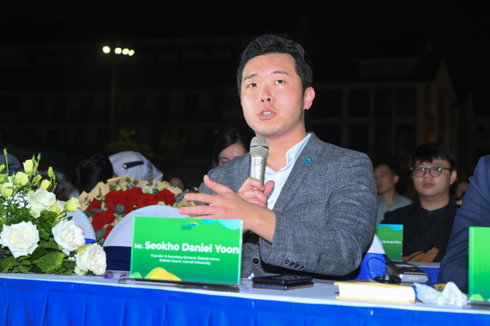 Thạc sĩ Daniel Yoon đặt câu hỏi cho các đội thi bảng tiếng Anh trong đêm chung kết. 4.JPG