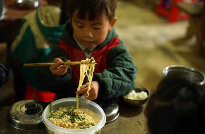 Bữa nào có mì tôm là các con thấy ngon lắm rồi. Anh 5 (1).jpg
