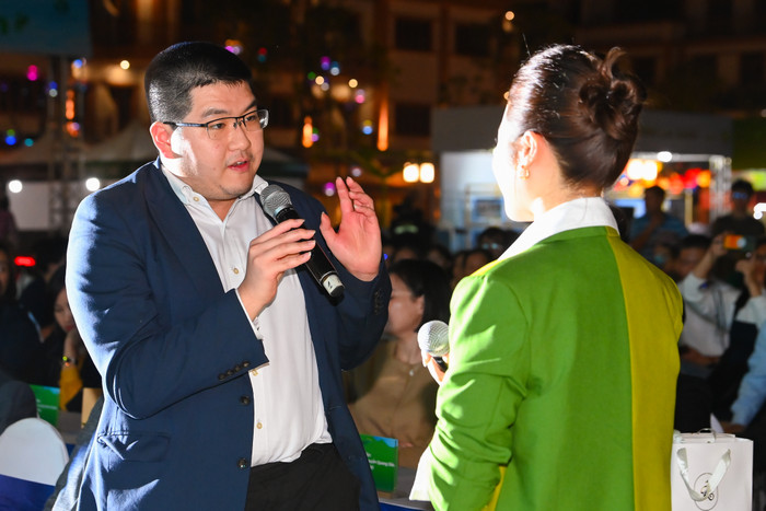 Tiến sĩ Brian Wong chia sẻ về cuộc thi Tiếng nói Xanh trong đêm chung kết. 2.JPG