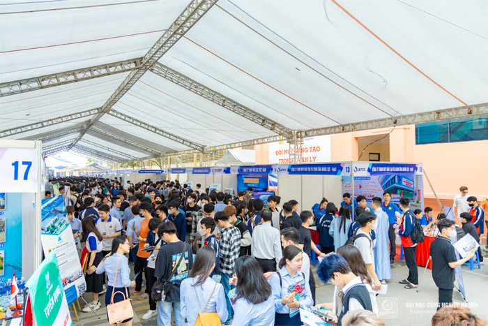 Ngày hội việc làm Trường Đại học Công nghiệp Hà Nội 2024 thu hút sự tham gia đông đảo của các bạn sinh viên. Ngày hội việc làm Trường Đại học Công nghiệp Hà Nội 2024 thu hút sự tham gia đông đảo của các bạn sinh viên.