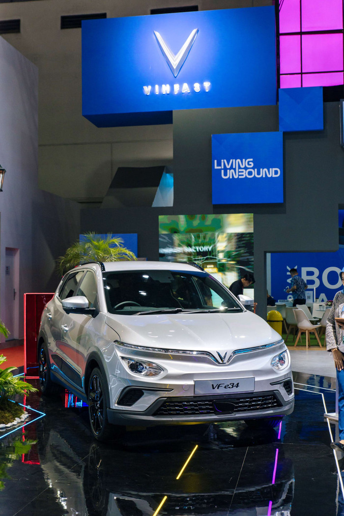 Mẫu xe VF e34 ra mắt thị trường Indonesia tại triển lãm IIMS 2024 Photo 1 (1).jpg