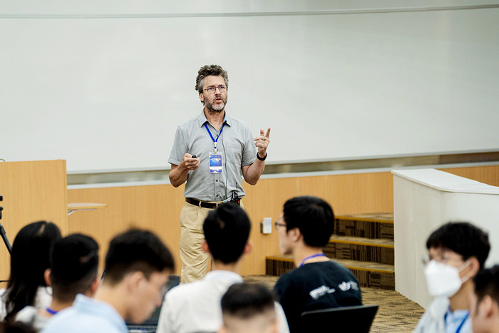 Giáo sư Wray Buntine trong buổi trao đổi cùng sinh viên ngành kỹ thuật và khoa học máy tính VinUni. Anh 2 (13).jpg