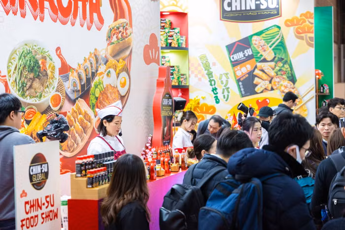 Đầu bếp Suzuki - một trong những đầu bếp hàng đầu Nhật Bản trình diễn ẩm thực tại gian hàng Chin-su (Ảnh: Masan Consumer)